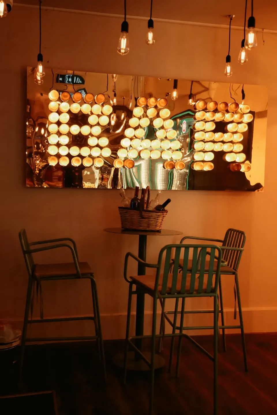 Egg Bistro bar masası ve sandalyeleri