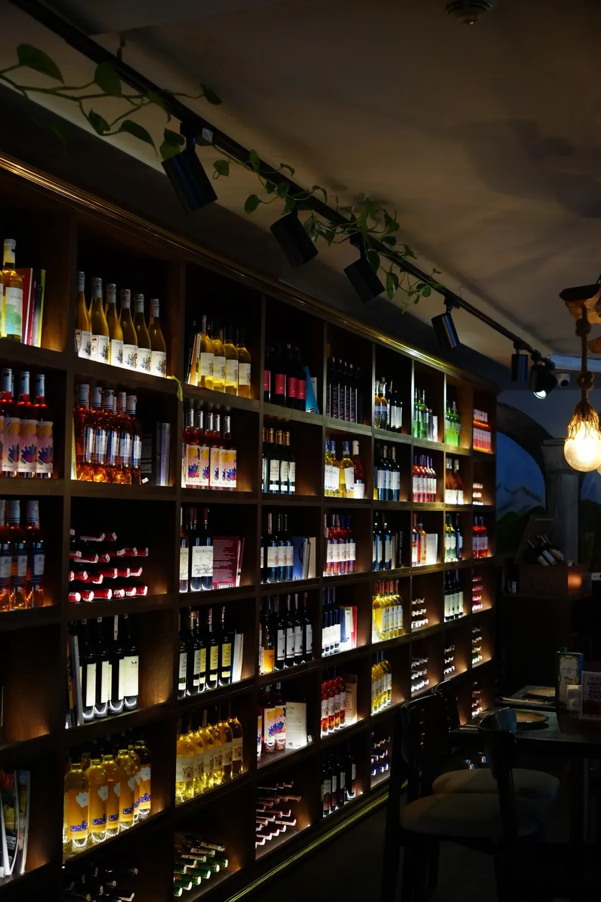 Egg Bistro’nun ahşap şarap rafları ve iç mekânı