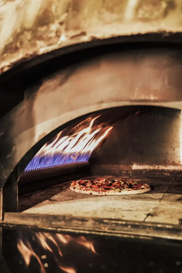 Taş fırında pişen pizza